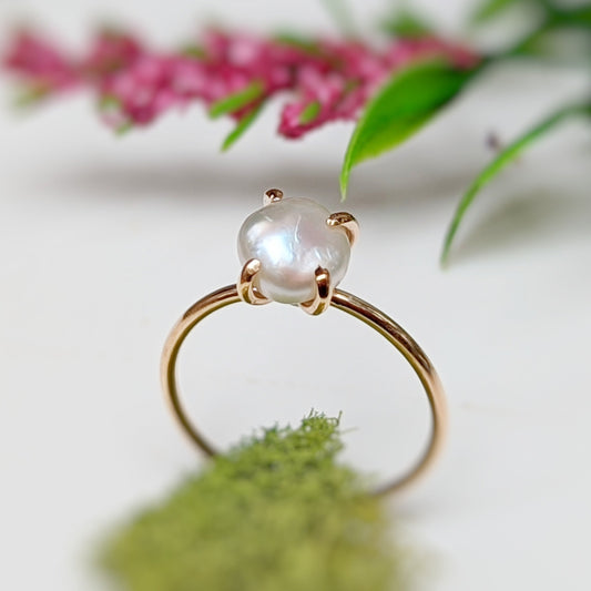 Freshwater Keshi pearl ring in 18k gold, showcasing a unique solitaire design perfect for love and friendship.