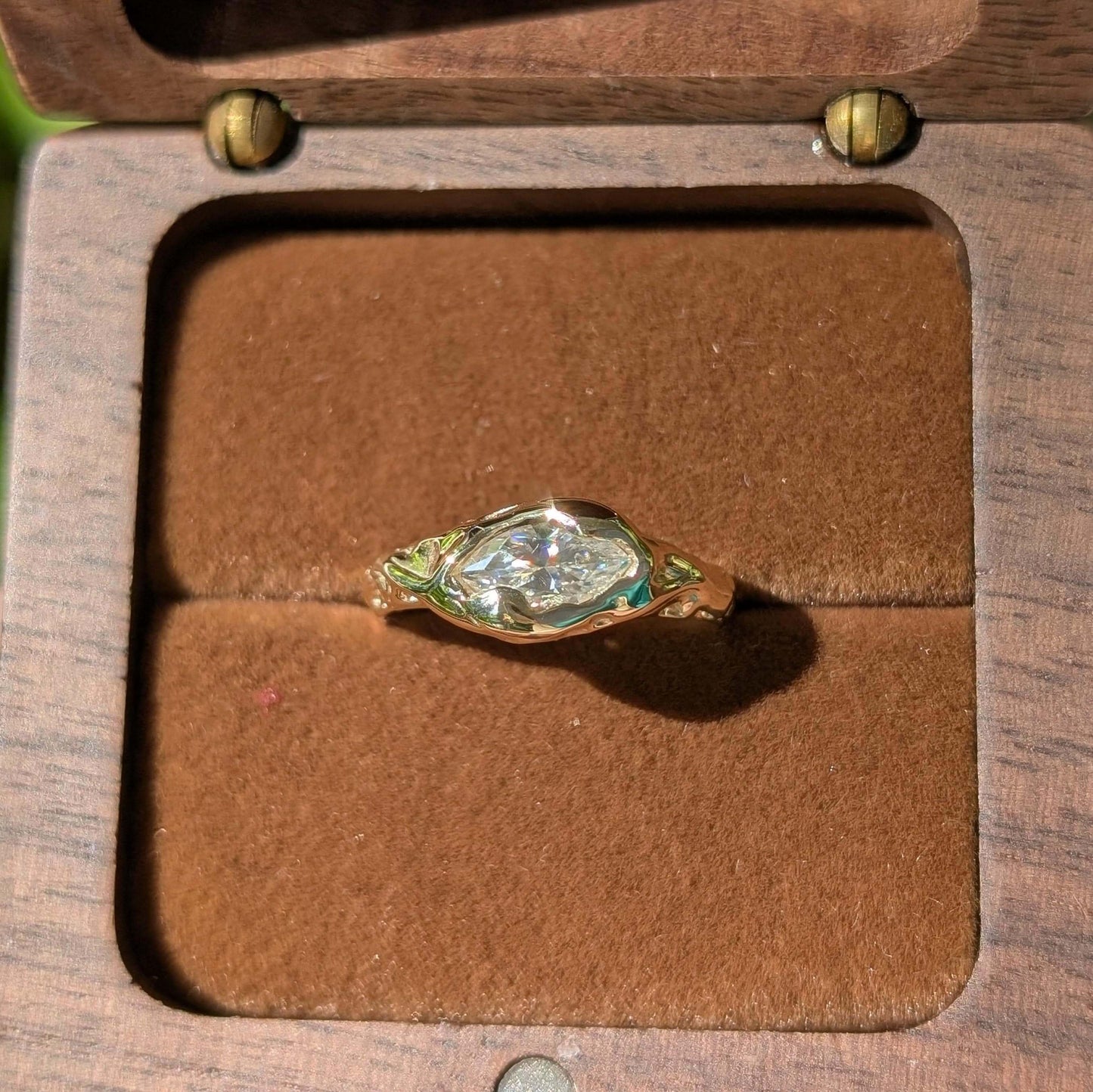 Bague de fiançailles moissanite - Anneau texturé en or massif 14k