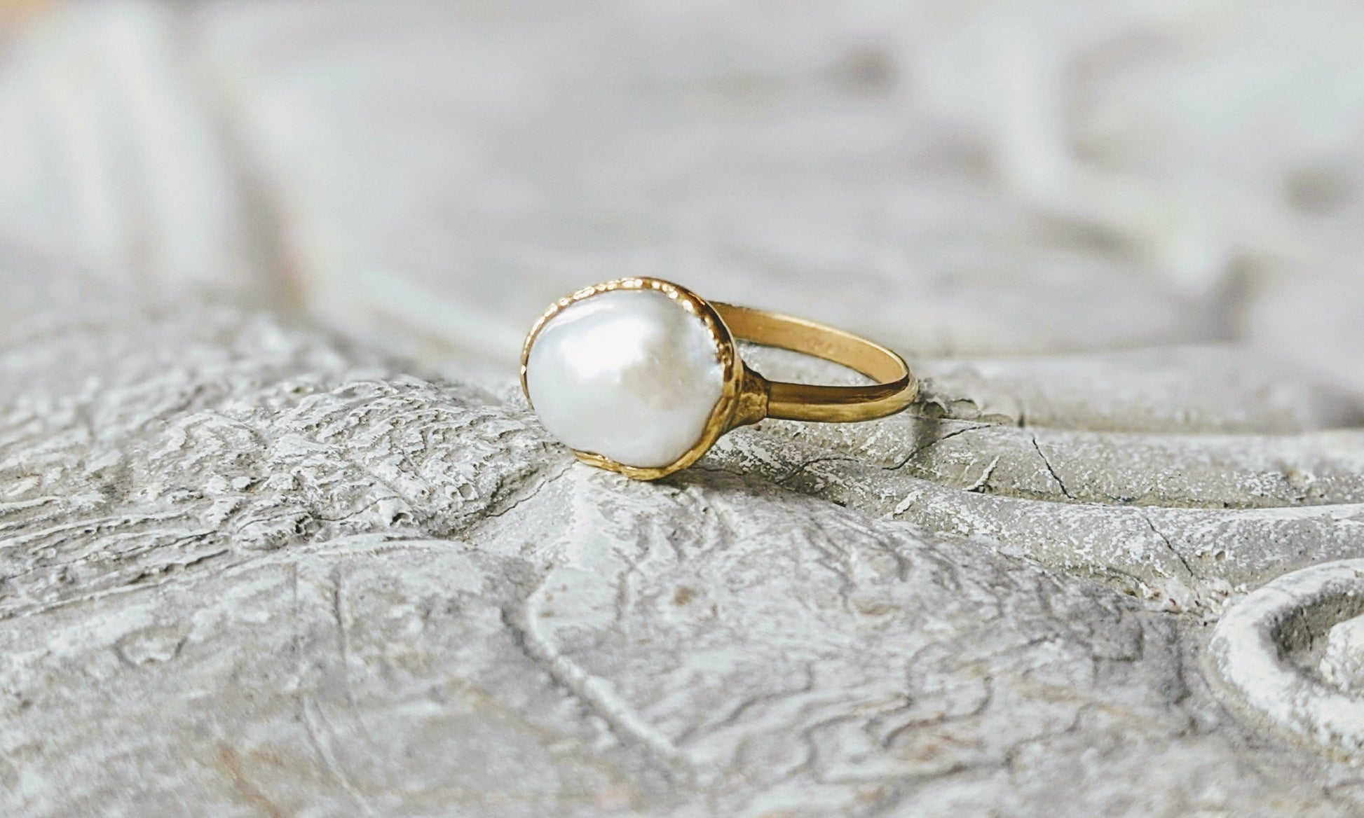 Large Freshwater Keshi Pearl ring in unique 18k Gold setting