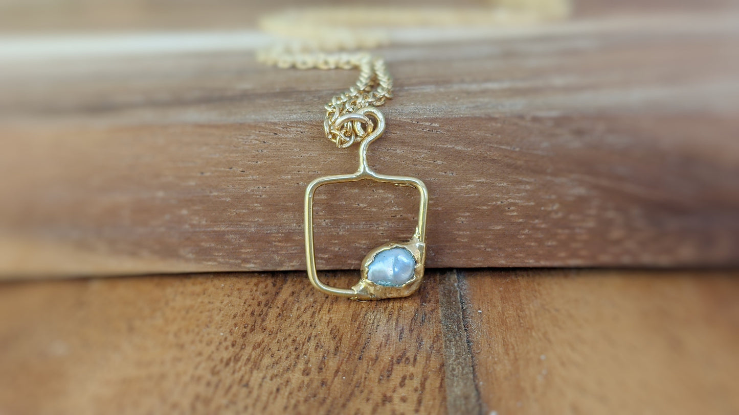 Freshwater Pearl necklace in unique 18k Gold setting