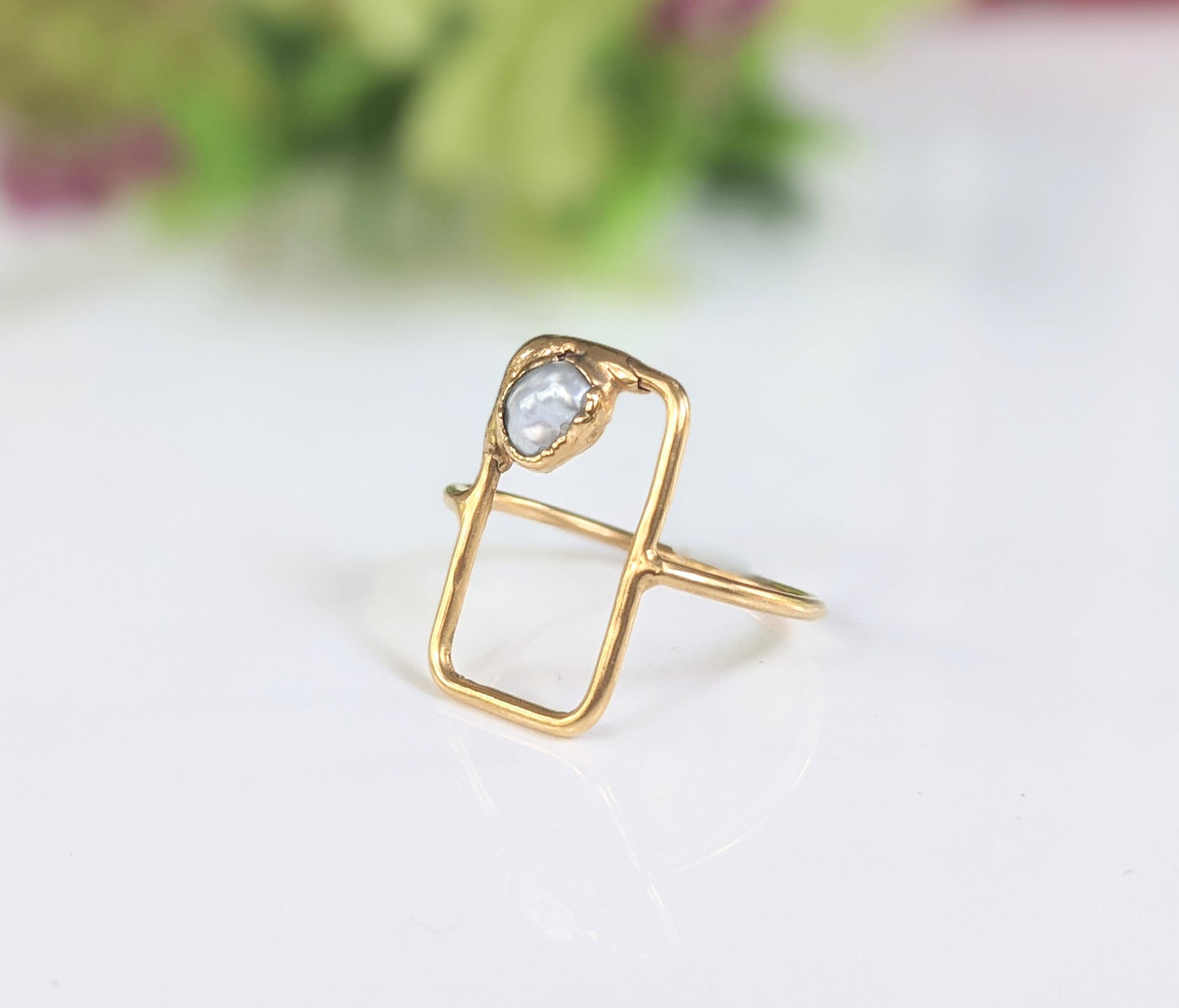 Freshwater pearl ring in unique geometrical 18k Gold setting