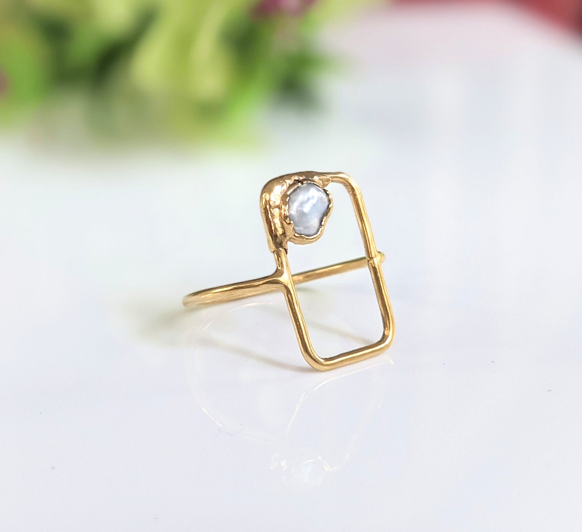 Freshwater pearl ring in unique geometrical 18k Gold setting