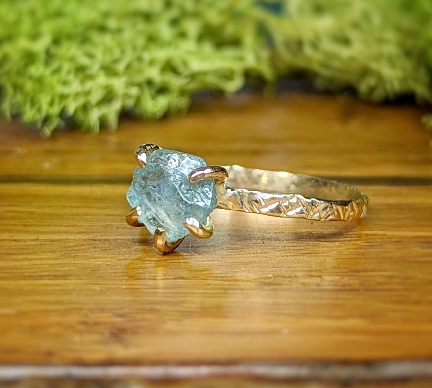 Raw Montana Sapphire Engagement ring in 18k Gold