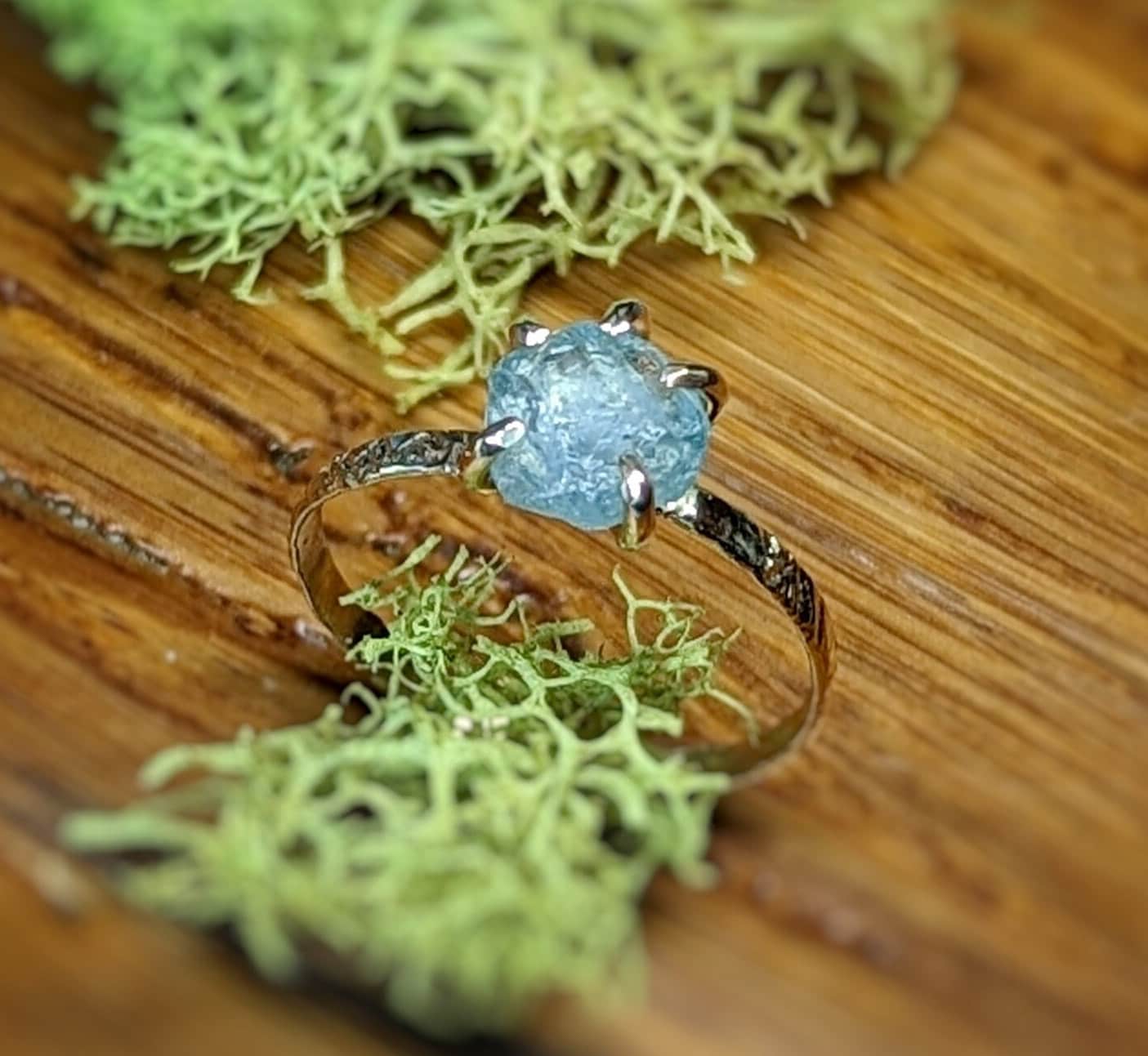 Raw Montana Sapphire Engagement ring in 18k Gold